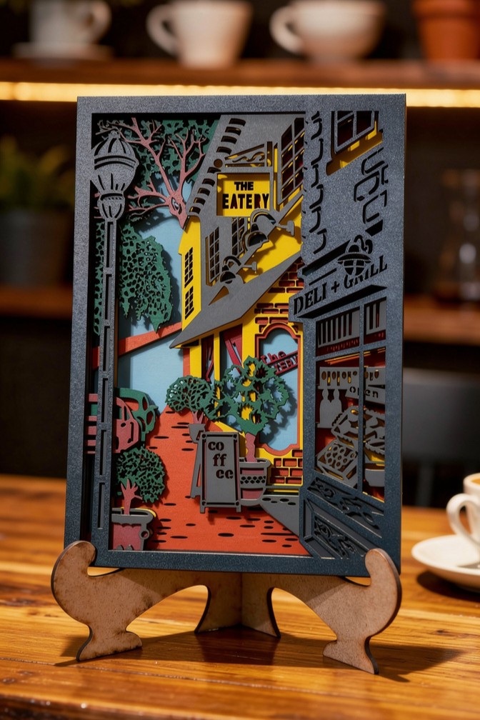 Dekorativna slojevita slika gradske ulice sa coffee shop motivom i urbanim detaljima u toplim cozy tonovima.